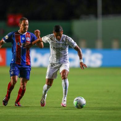 Gremio x BahiaRS - FUTEBOL/CAMPEONATO BRASILEIRO 2020 /GREMIO X BAHIA - ESPORTES - Lance da partida entre Bahia e Gremio disputada na noite desta quinta-feira, no EstÃ¡dio PituaÃ§u, em Salvador, em partida valida pela Campeonato Brasileiro 2020. FOTO: LUCAS UEBEL/GREMIO FBPAEditoria: SPOIndexador: Lucas UebelSecao: futebolFonte: Gremio.netFotógrafo: Gremio x Bahia<!-- NICAID(14589555) -->