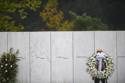 SHANKSVILLE, PA - SEPTEMBER 11: A US Park Ranger moves a memorial wreath prior to President Donald J. Trump delivering remarks at the Flight 93 National Memorial commemorating the 17th Anniversary of the crash of Flight 93 and the September 11th terrorist attacks on September 11, 2020 in Shanksville, Pennsylvania. The nation is marking the nineteenth anniversary of the terror attacks of September 11, 2001, when the terrorist group al-Qaeda flew hijacked airplanes into the World Trade Center and the Pentagon, killing nearly 3,000 people.   Jeff Swensen/Getty Images/AFP -  homenagem 11 de setembro<!-- NICAID(14589694) -->