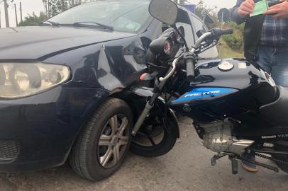 Um mulher ficou ferida após a moto que ela conduzia bater em um Fiat Palio na Avenida Manoel Elias, bairro Passo das Pedras, zona norte de Porto Alegre, na manhã desta sexta-feira (11). O acidente ocorreu pouco antes das 9h na esquina com a Rua 10 de Maio.Conforme o motorista do carro, Adevino Schwanz, 53 anos, ele saía da Rua 10 de Maio e cruzava a Manoel Elias. Havia um caminhão parado e a moto passou pelo lado e colidiu na lateral do veículo, na pista do sentido Norte-Sul.