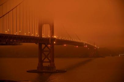  Cars drive along the Golden Gate Bridge under an orange smoke filled sky at midday in San Francisco, California on September 9, 2020. - More than 300,000 acres are burning across the northwestern state including 35 major wildfires, with at least five towns substantially destroyed and mass evacuations taking place. (Photo by Harold POSTIC / AFP) / The erroneous mention[s] appearing in the metadata of this photo by Harold POSTIC has been modified in AFP systems in the following manner: [Golden Gate Bridge] instead of [San Francisco Bay Bridge]. Please immediately remove the erroneous mention[s] from all your online services and delete it (them) from your servers. If you have been authorized by AFP to distribute it (them) to third parties, please ensure that the same actions are carried out by them. Failure to promptly comply with these instructions will entail liability on your part for any continued or post notification usage. Therefore we thank you very much for all your attention and prompt action. We are sorry for the inconvenience this notification may cause and remain at your disposal for any further information you may require.Editoria: DISLocal: San FranciscoIndexador: HAROLD POSTICSecao: fireFonte: AFPFotógrafo: STR<!-- NICAID(14589737) -->