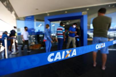 Fila para entrada em agÃªncia da Caixa, em BrasÃ­lia.Fila para entrada em agência da CEF, Caixa Ecoômica FederalLocal: BrasiliaIndexador: Marcelo Camargo/AgÃªncia BrasilFotógrafo: Reporter Fotografico<!-- NICAID(14589738) -->