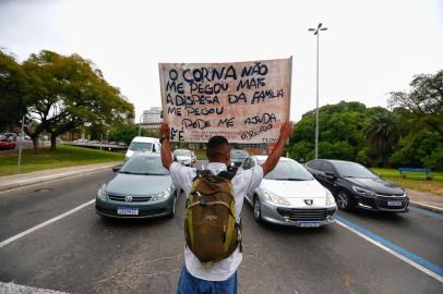 Porto Alegre, RS,BRASIL,28/08/2020-Alissom Mateus Barbosa da Silva, 25 anos, deixou de vender balas e hoje pede ajuda com cartaz, nas ruas de Porto Alegre. Foto: Lauro Alves / Agencia RBS<!-- NICAID(14578936) -->