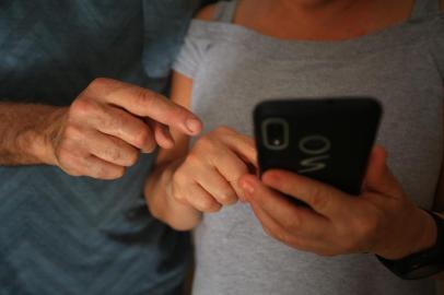  ** ATENÇÃO: AS FOTOS FORAM FEITAS CONTRA A LUZ PARA NÃO IDENTIFICAR AS PESSOAS. FAVOR NÃO CLAREAR! ** IMBÉ, RS, BRASIL - 06.11.2019 - Golpe do aluguel, aplicado por estelionatários que usam os endereços de moradores do Litoral Norte para oferecer falsos aluguéis de casas que não são deles. (Foto: Tadeu Vilani/Agencia RBS)<!-- NICAID(14317399) -->