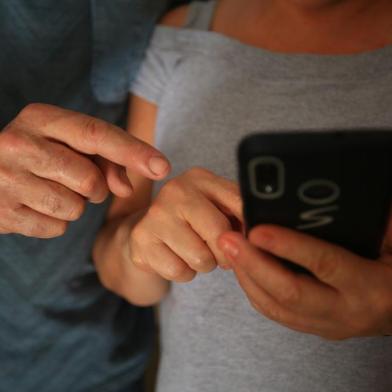  ** ATENÇÃO: AS FOTOS FORAM FEITAS CONTRA A LUZ PARA NÃO IDENTIFICAR AS PESSOAS. FAVOR NÃO CLAREAR! ** IMBÉ, RS, BRASIL - 06.11.2019 - Golpe do aluguel, aplicado por estelionatários que usam os endereços de moradores do Litoral Norte para oferecer falsos aluguéis de casas que não são deles. (Foto: Tadeu Vilani/Agencia RBS)<!-- NICAID(14317399) -->