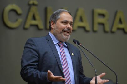 Período de Comunicações em homenagem ao jornalista Lauro José de Quadros, com a outorga da Comenda Porto do Sol. Na foto, vice-prefeito de Porto Alegre, Gustavo Paim.(Foto: Débora Ercolani/CMPA)