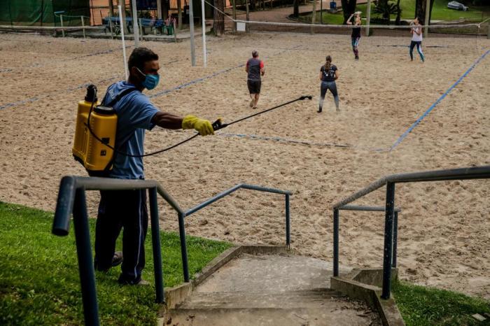 Outdoor de publicidade com jogo de futebol ao vivo