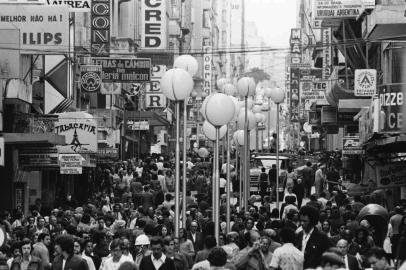 CRÉDITO: Nico - Agência RBSMovimento na Rua dos Andradas (antiga Rua da Praia), centro de Porto Alegre, em 1974.#envelope: 100366*OBS CDI: fotógrafo identificado apenas como Nico no envelope original de negativos.<!-- NICAID(9755870) -->