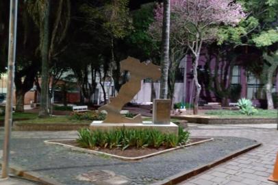 Após furto, iluminação na Praça João Pessoa, no bairro São Pelegrino, em Caxias, é consertada<!-- NICAID(14590677) -->