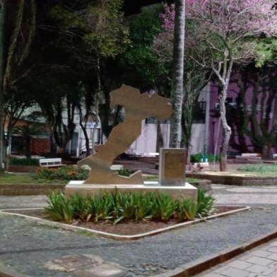 Após furto, iluminação na Praça João Pessoa, no bairro São Pelegrino, em Caxias, é consertada<!-- NICAID(14590677) -->