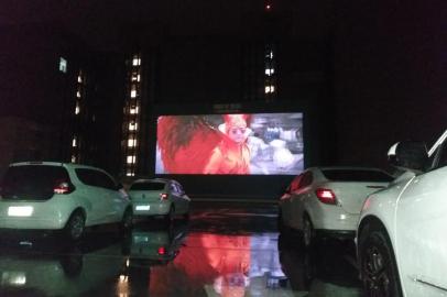 Primeiro final de semana do Cine Drive-in Praia de Belas Shopping: 10º andar do edifício-garagem, acesso pela avenida Marcílio Dias, 241. Filme Rocketman (aquele do Elton John), a partir das 21h30. Focar mais na experiência do que na atração, sendo que é o primeiro final de semana deste drive-in em Porto Alegre<!-- NICAID(14590772) -->