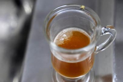  CAXIAS DO SUL, RS, BRASIL, 16/08/2017 - Maria Helena Calganotto ensina diversos preparos com o kefir, também conhecido como as bactérias do bem, que tem entre os benefícios a melhora das funções gastrointestinais. (Marcelo Casagrande/Agência RBS)<!-- NICAID(13092914) -->