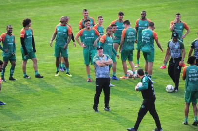  CAXIAS DO SUL, RS, BRASIL, 11/09/2020. Treino do Juventude no CT. O Ju está disputando a série B do Campeonato Brasileiro de 2020. Na foto, técnico Pintado (centro de boné) conversa com grupo de jogadores. (Porthus Junior/Agência RBS)<!-- NICAID(14590284) -->