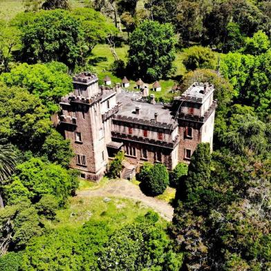  PEDRAS ALTAS - RS- BRASIL- 20/11/2019- O Castelo de Pedras Altas está localizado no município brasileiro de Pedras Altas, no estado do Rio Grande do Sul. Erguido entre 1909 e 1913, em estilo medieval, o castelo foi construído para o diplomata Joaquim Francisco de Assis Brasil, que transformou sua granja em uma moderna propriedade de campo, desempenhando importante papel na agropecuária gaúcha. Em 1999, Pedras Altas foi tombado pelo Instituto do Patrimônio Histórico e Artístico do Estado.   FOTO FERNANDO GOMES/ ZERO HORA.<!-- NICAID(14331612) -->