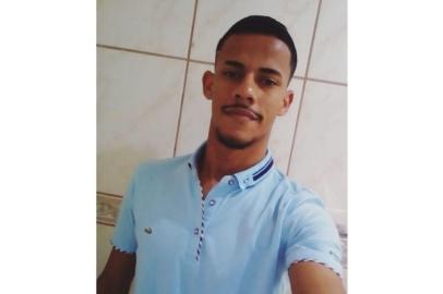 Jone dos Santos Ribeiro,  jovem, de 21 anos, desaparecido desde que mergulhou no rio Tramandaí e não venceu a força da correnteza. <!-- NICAID(14591432) -->