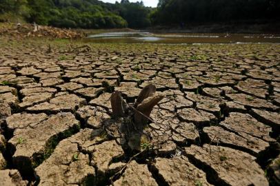  FONTOURA XAVIER, RS, BRASIL, 29-04-2020: Falta de chuvas causa estiagem em cidades do interior do estado, como Fontoura Xavier. Na foto, funcionários da Corsan inspecionam barragem que abastece a cidade, que está em seu volume morto. Seca é visível no solo do local (FOTO FÉLIX ZUCCO/AGÊNCIA RBS, Editoria de Notícias).<!-- NICAID(14489357) -->