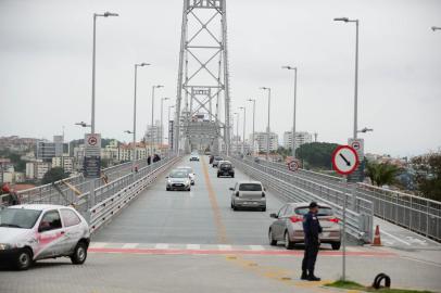 Tráfego de carros é liberado na Ponte Hercílio Luz, em Florianópolis, a partir desta segunda-feiraSC - PONTE HERCÍLIO LUZ/SC/LIBERAÇÃO - GERAL - Após 38 anos, a Ponte Hercílio Luz, em Florianópolis (SC), inicia nesta segunda-  feira, 14, uma nova fase de testes. Foi reaberto, às 11h desta segunda, o tráfego   para veículos particulares de passeio. A circulação dos carros está liberada até   19h. A partir de agora é permitida a passagem de veículos compartilhados com dois   ou mais ocupantes. Isto é, automóveis com apenas um passageiro não podem passar   pela estrutura. Das 19h às 11h o horário será exclusivo para o tráfego de ônibus,   táxis, veículos oficiais e de emergência, que também seguem autorizados a circular   nos demais horários.    14/09/2020 - Foto: EDUARDO VALENTE/ISHOOT/ESTADÃO CONTEÚDOEditoria: GERALLocal: FLORIANOPOLISIndexador: EDUARDO VALENTEFonte: iShootFotógrafo: ISHOOT<!-- NICAID(14591872) -->