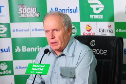  CAXIAS DO SUL, RS, BRASIL, 16/03/2020. Coletiva com Walter Dal Zotto Jr (D), presidente do Juventude e com Osvaldo Pioner (E), vice-presidente de futebol. Na coletiva, foi anunciada oficialmente a saída do técnico Marquinhos Santos do comando da equipe. (Porthus Junior/Agência RBS)<!-- NICAID(14453395) -->