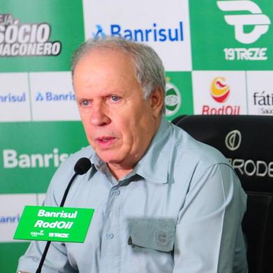  CAXIAS DO SUL, RS, BRASIL, 16/03/2020. Coletiva com Walter Dal Zotto Jr (D), presidente do Juventude e com Osvaldo Pioner (E), vice-presidente de futebol. Na coletiva, foi anunciada oficialmente a saída do técnico Marquinhos Santos do comando da equipe. (Porthus Junior/Agência RBS)<!-- NICAID(14453395) -->