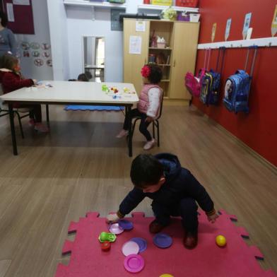  LAJEADO, RS, BRASIL, 15/09/2020 - Imagens das crianças chegando com seus pais para a volta às aulas na Escola de Educação Infantil, Garatuja. Na foto- Thomás Fenner Rech em primeiro plano.Foto: Jefferson Botega / Agencia RBSIndexador: Jefferson Botega<!-- NICAID(14592189) -->