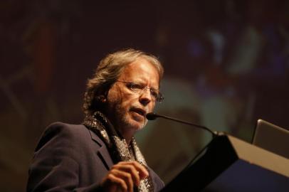  PORTO ALEGRE, RS, BRASIL, 15-06-2017.A mesa-redonda A neurobiologia da violência, com PEDRO DO PRADO LIMA, ADRIAN RAINE e ANTOINE BECHARA, e a conferência magna A (neuro)ciência ajudando a repensar o ser humano, com o escritor Mia Couto. Foto: Escritor Mia Couto durante Conferência Magna: A (neuro)ciência ajudando a repensar o ser humano. (ANDRÉ ÁVILA/AGÊNCIA RBS)<!-- NICAID(12975624) -->