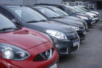  PORTO ALEGRE, RS, BRASIL - 14.09.2020 - Mesmo com a crise gerada pela pandemia, o mercado de vendas de automóveis seminovos e usados tem apresentado uma retomada nos números positivos. Expectativa do setor é que vendas possam até superar os números de 2019 no acumulado entre um ano e outro. NA FOTO: Luciano Santana, proprietário de revenda em Porto Alegre. (Foto: Isadora Neumann/Agencia RBS)Indexador: ISADORA NEUMANN