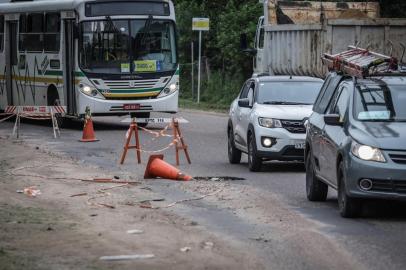  PORTO ALEGRE, RS, BRASIL - 15.09.2020 - Vai completar 4 anos que a duplicação da Caminho do Meio perdeu recursos do governo federal. De lá para cá, a Protásio Alves, a partir da Manoel Elias, e o Caminho do Meio, até a Rs-040, só piorou de situação. Muitos condomínios surgiram e nada foi feito para melhorar o deslocamento dos veículos. (Foto: Isadora Neumann/Agencia RBS)Indexador: ISADORA NEUMANN<!-- NICAID(14592792) -->