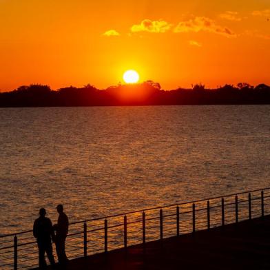  PORTO ALEGRE, RS, BRASIL - 03/06/2020Pôr-do-sol na Orla do Guaíba<!-- NICAID(14514741) -->