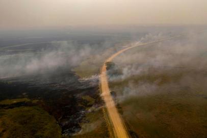  Aerial view showing a fire at the Transpantaneira park road in the Pantanal wetlands, Mato Grosso state, Brazil, on September 14, 2020. - The Pantanal, a region famous for its wildlife, is suffering its worst fires in more than 47 years, destroying vast areas of vegetation and causing death of animals caught in the fire or smoke. (Photo by MAURO PIMENTEL / AFP)Editoria: DISLocal: PantanalIndexador: MAURO PIMENTELSecao: fireFonte: AFPFotógrafo: STF<!-- NICAID(14593252) -->