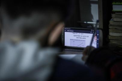  PORTO ALEGRE, RS, BRASIL - 15.09.2020 - Matéria sobre a adesão de estudantes e professores à internet patrocinada pelo Governo do Estado. A estudante Sabrina é uma das entrevistadas na matéria. Ela não usa a internet patrocinada pelo governo, porque não considera prática. Usa a internet de casa. (Foto: Isadora Neumann/Agencia RBS)Indexador: ISADORA NEUMANN<!-- NICAID(14592775) -->