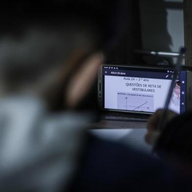  PORTO ALEGRE, RS, BRASIL - 15.09.2020 - Matéria sobre a adesão de estudantes e professores à internet patrocinada pelo Governo do Estado. A estudante Sabrina é uma das entrevistadas na matéria. Ela não usa a internet patrocinada pelo governo, porque não considera prática. Usa a internet de casa. (Foto: Isadora Neumann/Agencia RBS)Indexador: ISADORA NEUMANN<!-- NICAID(14592775) -->