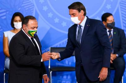 O presidente Jair Bolsonaro dÃ¡ posse ao ministro da SaÃºde, Eduardo Pazuello, no PalÃ¡cio do Planalto.O presidente Jair Bolsonaro dá posse ao ministro da Saúde, Eduardo Pazuello, no Palácio do Planalto.Local: BrasiliaIndexador: Marcelo Camargo/AgÃªncia BrasilFotógrafo: Reporter Fotografico<!-- NICAID(14593936) -->