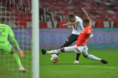  Colombia's America de Cali forward Duvan Vergara (C) kicks to score against Brazil's Internacional goalkeeper Marcelo Lomba during their closed-door Copa Libertadores group phase football match at the Beira Rio stadium in Porto Alegre, Brazil, on September 16, 2020, amid the COVID-19 novel coronavirus pandemic. (Photo by SILVIO AVILA / POOL / AFP)Editoria: SPOLocal: Porto AlegreIndexador: SILVIO AVILASecao: soccerFonte: POOLFotógrafo: STR<!-- NICAID(14594039) -->