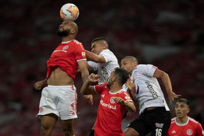  Brazils Internacional defender Rodrigo Moledo (L) heads the ball during their closed-door Copa Libertadores group phase football match against Colombias America de Cali at the Beira Rio stadium in Porto Alegre, Brazil, on September 16, 2020, amid the COVID-19 novel coronavirus pandemic. (Photo by Liamara POLLI / POOL / AFP)Editoria: SPOLocal: Porto AlegreIndexador: LIAMARA POLLISecao: soccerFonte: POOLFotógrafo: STR<!-- NICAID(14594090) -->