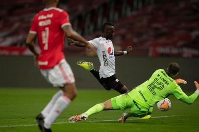  Colombias America de Cali midfielder Santiago Moreno (C) kicks to score against Brazils Internacional goalkeeper Marcelo Lomba during their closed-door Copa Libertadores group phase football match at the Beira Rio stadium in Porto Alegre, Brazil, on September 16, 2020, amid the COVID-19 novel coronavirus pandemic. (Photo by Liamara POLLI / POOL / AFP)Editoria: SPOLocal: Porto AlegreIndexador: LIAMARA POLLISecao: soccerFonte: POOLFotógrafo: STR<!-- NICAID(14594155) -->