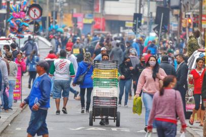  Prefeitura de Porto Alegre libera comércio antes do Dia dos Pais. Na imagem, o movimento no centro de Poa.<!-- NICAID(14564026) -->