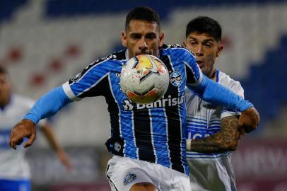  Brazils Gremio forward Diego Souza and Chiles Universidad Catolica defender Valber Huerta (behind) vie for the ball during their closed-door Copa Libertadores group phase football match at the Estadio San Carlos de Apoquindo stadium in Santiago, on September 16, 2020, amid the COVID-19 novel coronavirus pandemic. (Photo by Marcelo Hernandez / POOL / AFP)Editoria: SPOLocal: SantiagoIndexador: MARCELO HERNANDEZSecao: soccerFonte: POOLFotógrafo: STR<!-- NICAID(14594193) -->