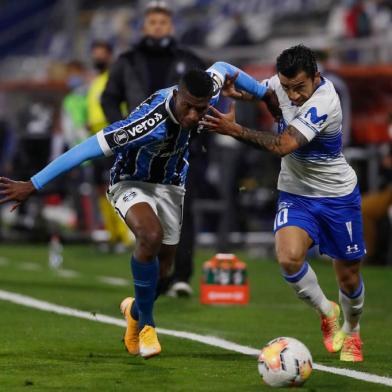  Brazils Gremio defender, Colombian Luis Orejuela (L) and Chiles Universidad Catolica midfielder Edson Puch vie for the ball during their closed-door Copa Libertadores group phase football match at the Estadio San Carlos de Apoquindo stadium in Santiago, on September 16, 2020, amid the COVID-19 novel coronavirus pandemic. (Photo by ELVIS GONZALEZ / POOL / AFP)Editoria: SPOLocal: SantiagoIndexador: ELVIS GONZALEZSecao: soccerFonte: POOLFotógrafo: STR<!-- NICAID(14594232) -->