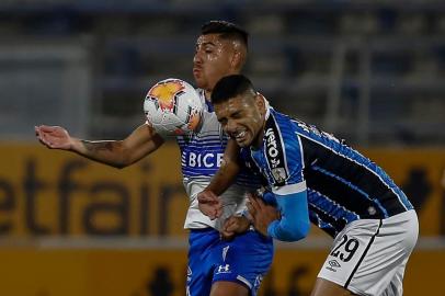  Brazils Gremio forward Diego Souza (R) and Chiles Universidad Catolica forward, Argentine Gaston Lezcano vie for the ball during their closed-door Copa Libertadores group phase football match at the Estadio San Carlos de Apoquindo stadium in Santiago, on September 16, 2020, amid the COVID-19 novel coronavirus pandemic. (Photo by Marcelo Hernandez / POOL / AFP)Editoria: SPOLocal: SantiagoIndexador: MARCELO HERNANDEZSecao: soccerFonte: POOLFotógrafo: STR<!-- NICAID(14594244) -->