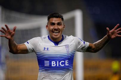  Chiles Universidad Catolica midfielder Cesar Pinares celebrates his goal against Brazils Gremio during their closed-door Copa Libertadores group phase football match at the Estadio San Carlos de Apoquindo stadium in Santiago, on September 16, 2020, amid the COVID-19 novel coronavirus pandemic. (Photo by ELVIS GONZALEZ / POOL / AFP)Editoria: SPOLocal: SantiagoIndexador: ELVIS GONZALEZSecao: soccerFonte: POOLFotógrafo: STR<!-- NICAID(14594265) -->