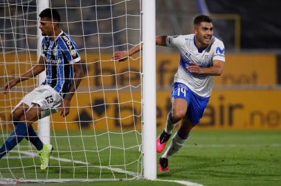  Chiles Universidad Catolica midfielder Cesar Pinares (R) celebrates his goal against Brazils Gremio during their closed-door Copa Libertadores group phase football match at the Estadio San Carlos de Apoquindo stadium in Santiago, on September 16, 2020, amid the COVID-19 novel coronavirus pandemic. (Photo by ELVIS GONZALEZ / POOL / AFP)Editoria: SPOLocal: SantiagoIndexador: ELVIS GONZALEZSecao: soccerFonte: POOLFotógrafo: STR<!-- NICAID(14594264) -->