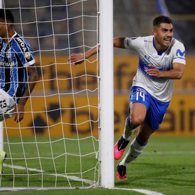  Chiles Universidad Catolica midfielder Cesar Pinares (R) celebrates his goal against Brazils Gremio during their closed-door Copa Libertadores group phase football match at the Estadio San Carlos de Apoquindo stadium in Santiago, on September 16, 2020, amid the COVID-19 novel coronavirus pandemic. (Photo by ELVIS GONZALEZ / POOL / AFP)Editoria: SPOLocal: SantiagoIndexador: ELVIS GONZALEZSecao: soccerFonte: POOLFotógrafo: STR<!-- NICAID(14594264) -->