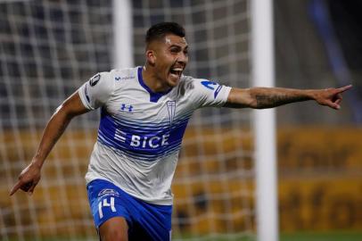  Chiles Universidad Catolica midfielder Cesar Pinares celebrates his goal against Brazils Gremio during their closed-door Copa Libertadores group phase football match at the Estadio San Carlos de Apoquindo stadium in Santiago, on September 16, 2020, amid the COVID-19 novel coronavirus pandemic. (Photo by ELVIS GONZALEZ / POOL / AFP)Editoria: SPOLocal: SantiagoIndexador: ELVIS GONZALEZSecao: soccerFonte: POOLFotógrafo: STR<!-- NICAID(14594263) -->