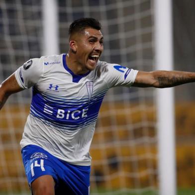  Chiles Universidad Catolica midfielder Cesar Pinares celebrates his goal against Brazils Gremio during their closed-door Copa Libertadores group phase football match at the Estadio San Carlos de Apoquindo stadium in Santiago, on September 16, 2020, amid the COVID-19 novel coronavirus pandemic. (Photo by ELVIS GONZALEZ / POOL / AFP)Editoria: SPOLocal: SantiagoIndexador: ELVIS GONZALEZSecao: soccerFonte: POOLFotógrafo: STR<!-- NICAID(14594263) -->