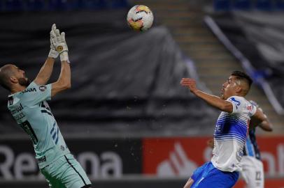  Chiles Universidad Catolica midfielder Cesar Pinares (R) and Brazils Gremio goalkeeper Vanderlei vie for the ball during their closed-door Copa Libertadores group phase football match at the Estadio San Carlos de Apoquindo stadium in Santiago, on September 16, 2020, amid the COVID-19 novel coronavirus pandemic. (Photo by ELVIS GONZALEZ / POOL / AFP)Editoria: SPOLocal: SantiagoIndexador: ELVIS GONZALEZSecao: soccerFonte: POOLFotógrafo: STR<!-- NICAID(14594261) -->