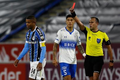  Argentinian referee Dario Herrera shows the red card to Brazils Gremio defender David Braz (L) during their closed-door Copa Libertadores group phase football match at the Estadio San Carlos de Apoquindo stadium in Santiago, on September 16, 2020, amid the COVID-19 novel coronavirus pandemic. (Photo by Marcelo Hernandez / various sources / AFP)Editoria: SPOLocal: SantiagoIndexador: MARCELO HERNANDEZSecao: soccerFonte: AFPFotógrafo: STR<!-- NICAID(14594305) -->