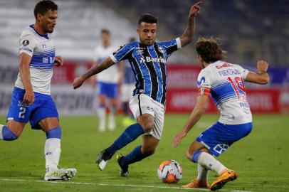  Brazils Gremio midfielder Matheus Henrique (C) vies for the ball with Chiles Universidad Catolica defender German Lanaro (L) and Chiles Universidad Catolica midfielder Jose Pedro Fuenzalida during their closed-door Copa Libertadores group phase football match at the Estadio San Carlos de Apoquindo stadium in Santiago, on September 16, 2020, amid the COVID-19 novel coronavirus pandemic. (Photo by ELVIS GONZALEZ / POOL / AFP)Editoria: SPOLocal: SantiagoIndexador: ELVIS GONZALEZSecao: soccerFonte: POOLFotógrafo: STR<!-- NICAID(14594304) -->