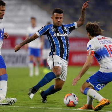  Brazils Gremio midfielder Matheus Henrique (C) vies for the ball with Chiles Universidad Catolica defender German Lanaro (L) and Chiles Universidad Catolica midfielder Jose Pedro Fuenzalida during their closed-door Copa Libertadores group phase football match at the Estadio San Carlos de Apoquindo stadium in Santiago, on September 16, 2020, amid the COVID-19 novel coronavirus pandemic. (Photo by ELVIS GONZALEZ / POOL / AFP)Editoria: SPOLocal: SantiagoIndexador: ELVIS GONZALEZSecao: soccerFonte: POOLFotógrafo: STR<!-- NICAID(14594304) -->