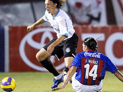 07 Lucas escapa de carrinho de Jorge Nunez, do Cerro - grêmio - cerro porteño - libertadores - assunção - paraguai - 15/02/2007 