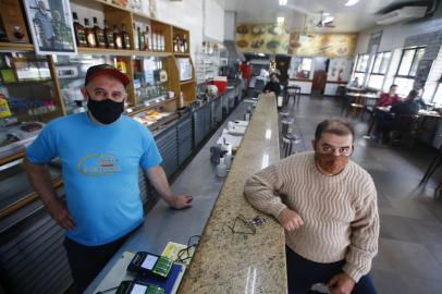  PORTO ALEGRE, RS, BRASIL, 15-09-2020: Tradicional restaurante Alfredo, na Rua Cristóvão Colombo, em Porto Alegre. Na foto, os irmãos Artur e Marcelo Aleixo Ferreira (FOTO FÉLIX ZUCCO/AGÊNCIA RBS, Editoria de Porto Alegre).<!-- NICAID(14592411) -->