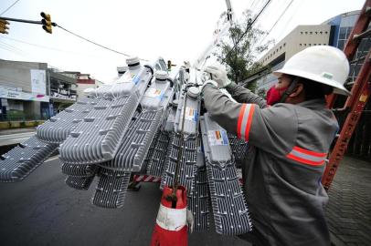  PORTO ALEGRE, RS, BRASIL,17/09/2020- Troca da iluminação na Av. Bento Gonçalves. A avenida passará a ter luz de led. Foto:Ronaldo Bernardi /Agencia RBS<!-- NICAID(14594489) -->